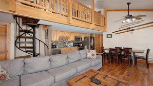 Leilighet, flere senger, fjellutsikt (Wild Irishman 2 bed 1 and half bath W) | Oppholdsområde