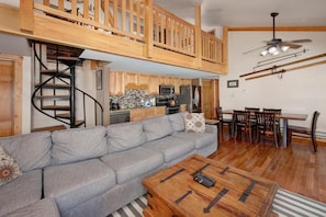 Appartement, Meerdere bedden, uitzicht op bergen (Wild Irishman 2 bed 1 and half bath W) | Woonruimte | Een open haard