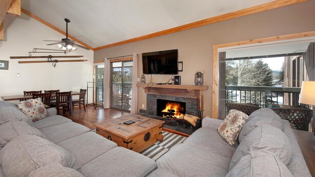 Leilighet, flere senger, fjellutsikt (Wild Irishman 2 bed 1 and half bath W) | Oppholdsområde