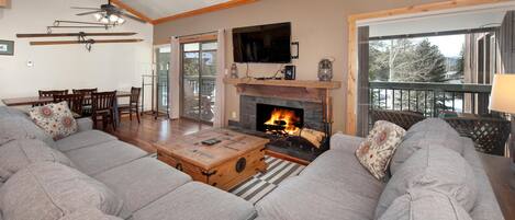 Apartment, Mehrere Betten (Wild Irishman 2 bed 1 and half bath W) | Wohnbereich