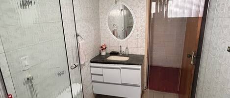 Dutxa, tovalloles i paper higiènic