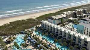 Un resort con piscina, playa y vista al océano.