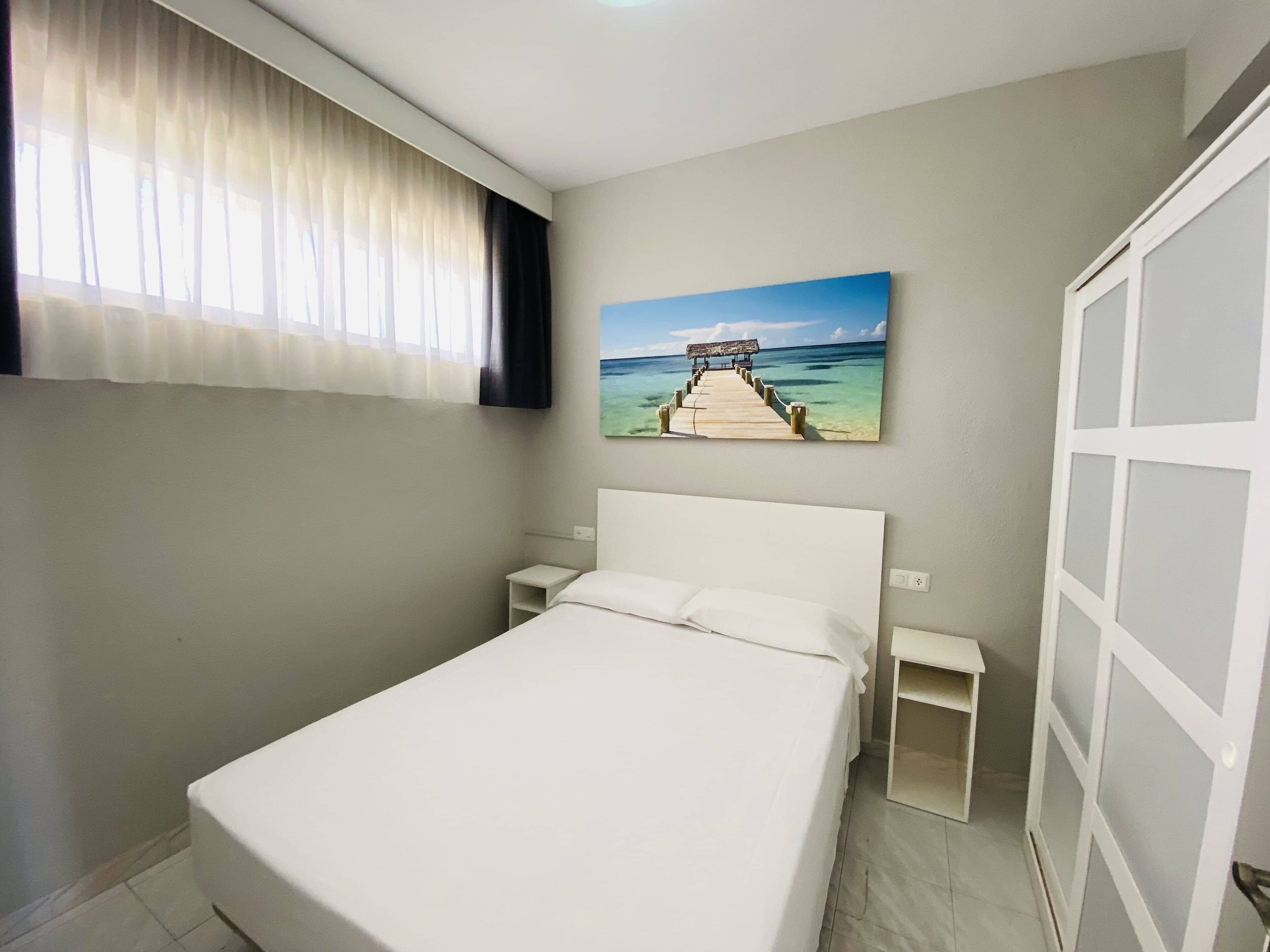 Familie appartement, gedeeltelijk uitzicht op zee | Een kluis op de kamer, een strijkplank/strijkijzer, gratis wifi