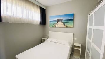 Familie appartement, gedeeltelijk uitzicht op zee | Een kluis op de kamer, een strijkplank/strijkijzer, gratis wifi