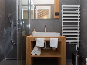 Towels, shampoo, toilet paper
