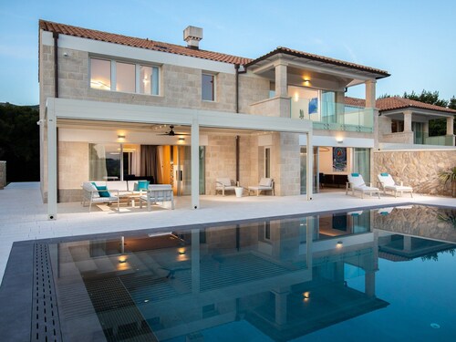 Villa Jadranka | Seafront | Heated Infinity Pool | Short Walk to Cavtat