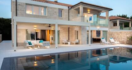 Villa Jadranka | Seafront | Heated Infinity Pool | Short Walk to Cavtat