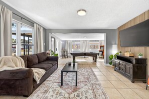 TV - Pool Table, Putting Green & Pool - Near Beaches (Seminole)