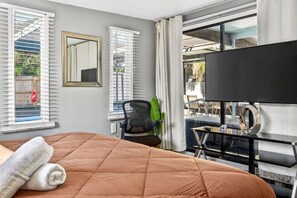 3 bedrooms, desk, iron/ironing board, travel cot - Pet-Friendly Pool + Putting Green | Seminole (Seminole)