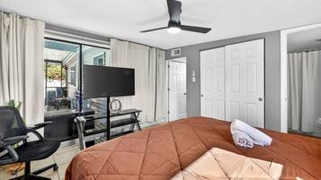 3 dormitorios, escritorio, tabla de planchar con plancha y cuna de viaje