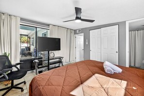 3 bedrooms, desk, iron/ironing board, travel crib - Pool Table, Putting Green & Pool - Near Beaches (Seminole)