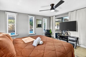 3 Schlafzimmer, Schreibtisch, Bügeleisen/Bügelbrett, Reisekinderbett