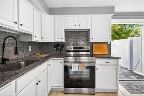 Frigorífico, microondas, horno y placa de cocina