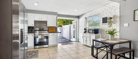 Een koelkast, een microgolfoven, een oven, een kookplaat