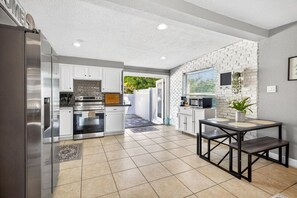 Frigorífico, microondas, horno y placa de cocina