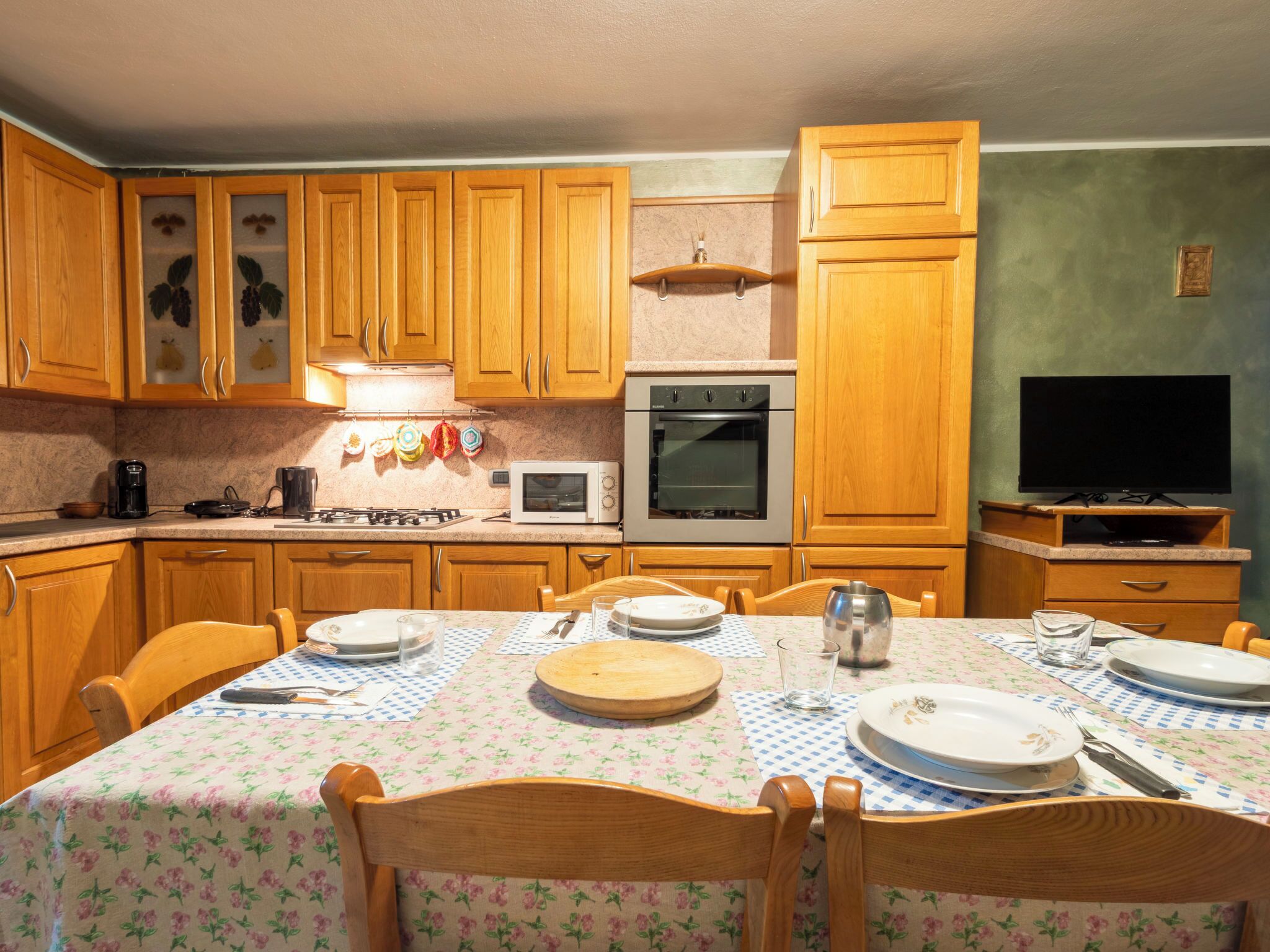 Frigorifero, microonde, forno, pentole/stoviglie/utensili