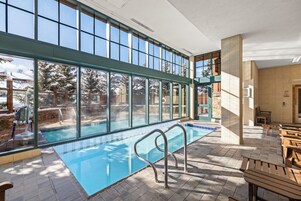 Una piscina techada, una piscina al aire libre