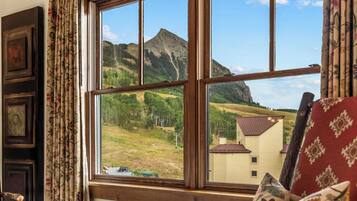 Premier Condo, 2 Bedrooms, Balcony, Mountain View | Terrace/patio