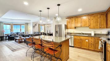 Condo Deluxe, 3 habitaciones, balcón, vista a la montaña | Cocina privada | Cafetera y tetera