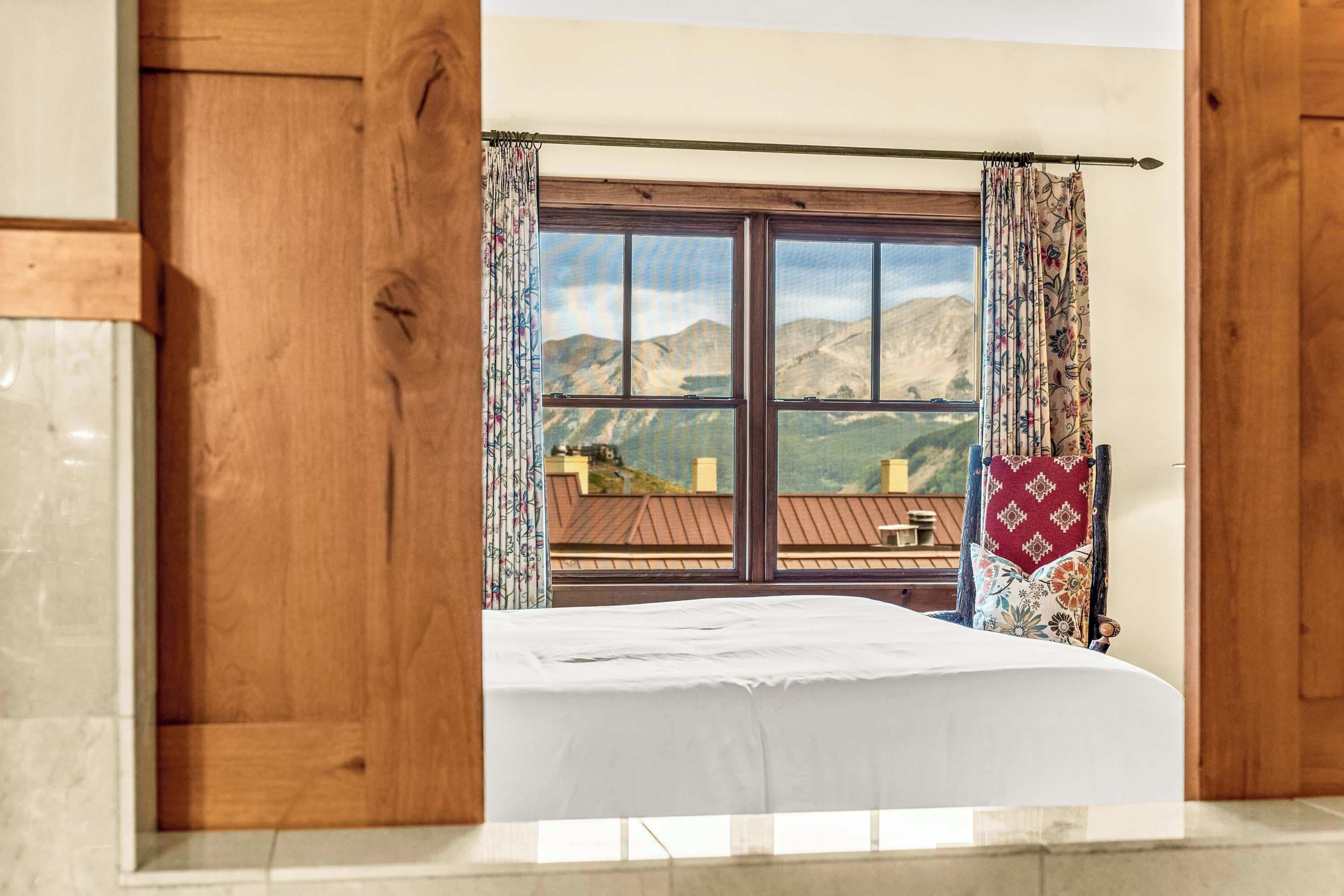 Individually decorated, individually furnished, laptop workspace