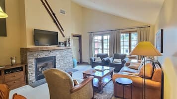 Premier Condo, Patio, Courtyard View | Living area