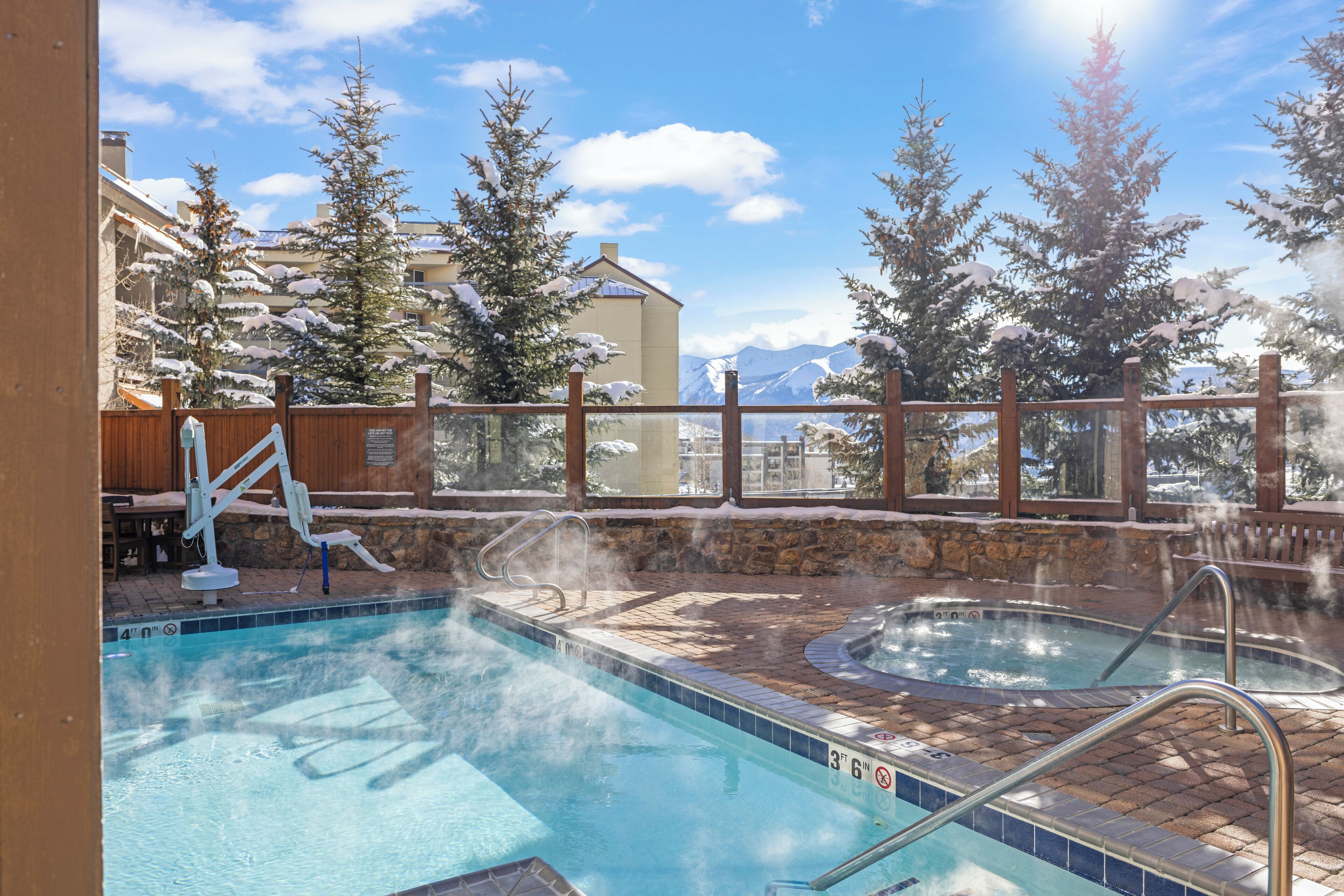 室内游泳池，室外游泳池