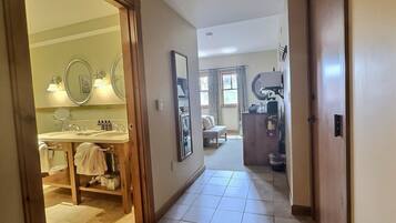 Apartamento Premier, patio, vistas al patio | Interior