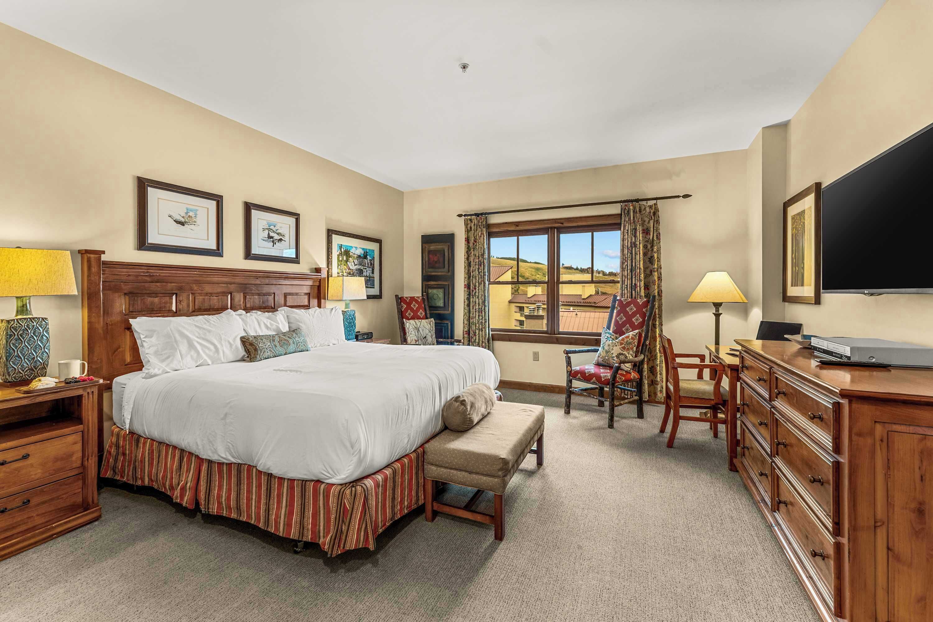 Premier Condo, 2 Bedrooms, Balcony, Mountain View | Free WiFi