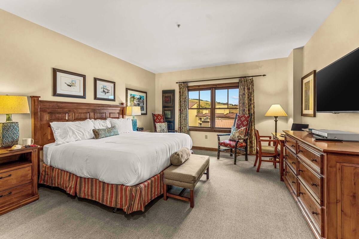 Premier Condo, 2 Bedrooms, Balcony, Mountain View | Free WiFi