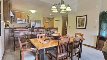 Apartamento Premier, patio, vistas al patio | Restauración