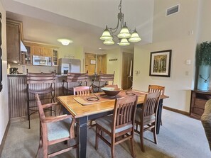 尊貴公寓客房, 露台, 庭園景 | 用餐區