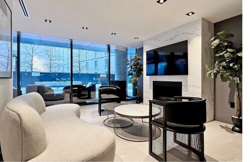 Luxury Condo with Home Office in heart of downtown