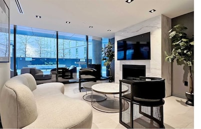 Luxury Condo with Home Office in heart of downtown