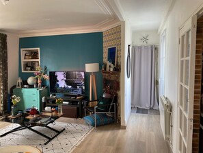Interior - Quiet room, 5th floor WITHOUT elevator for ONE GUEST ONLY! (Paris)