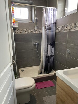 A bathroom with a shower, toilet, and bathtub. - Quiet room, 5th floor WITHOUT elevator for ONE GUEST ONLY! (Paris)