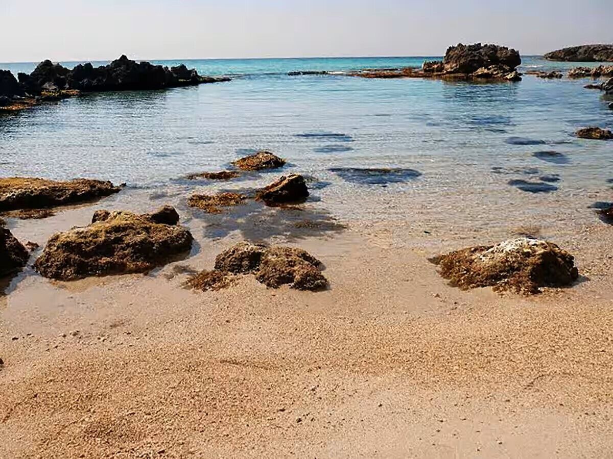 Sulla spiaggia, lettini da mare, teli da spiaggia