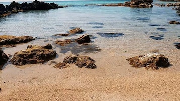 Sulla spiaggia, lettini da mare, teli da spiaggia