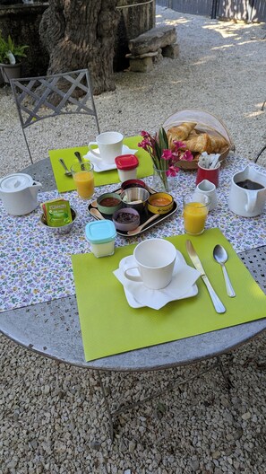 Tägliches inbegriffenes kontinentales Frühstück