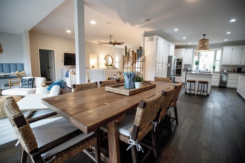 Family-Friendly 5BR Waterfront Retreat with Stunning Views on Cedar Creek Lake