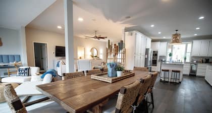 Family-Friendly 5BR Waterfront Retreat with Stunning Views on Cedar Creek Lake