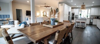 Family-Friendly 5BR Waterfront Retreat with Stunning Views on Cedar Creek Lake