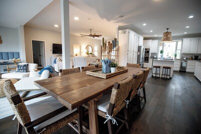 Family-Friendly 5BR Waterfront Retreat with Stunning Views on Cedar Creek Lake