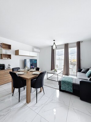Living area - Luxury Penthouse Holiday Stay Property in Gzira (Il-Gżira)