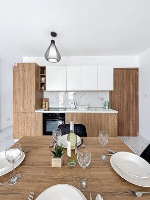 Coffee/tea maker, fridge, microwave, oven