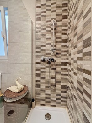 Hair dryer, towels, soap, shampoo - Luxury Penthouse Holiday Stay Property in Gzira (Il-Gżira)