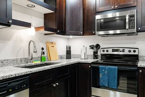 Fridge, microwave, oven, stovetop - Swan Lake Inn - Waterfront Oasis • Firepit • BBQ (New Port Richey)