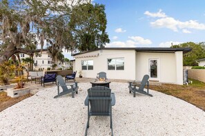 Terrace/patio - Swan Lake Inn - Waterfront Oasis • Firepit • BBQ (New Port Richey)