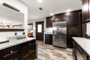 冷蔵庫、電子レンジ、オーブン、コンロ