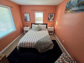 3 slaapkamers, een bureau, een strijkplank/strijkijzer, reisbedje
