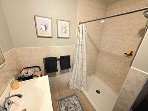 Een douche, een haardroger, handdoeken, zeep